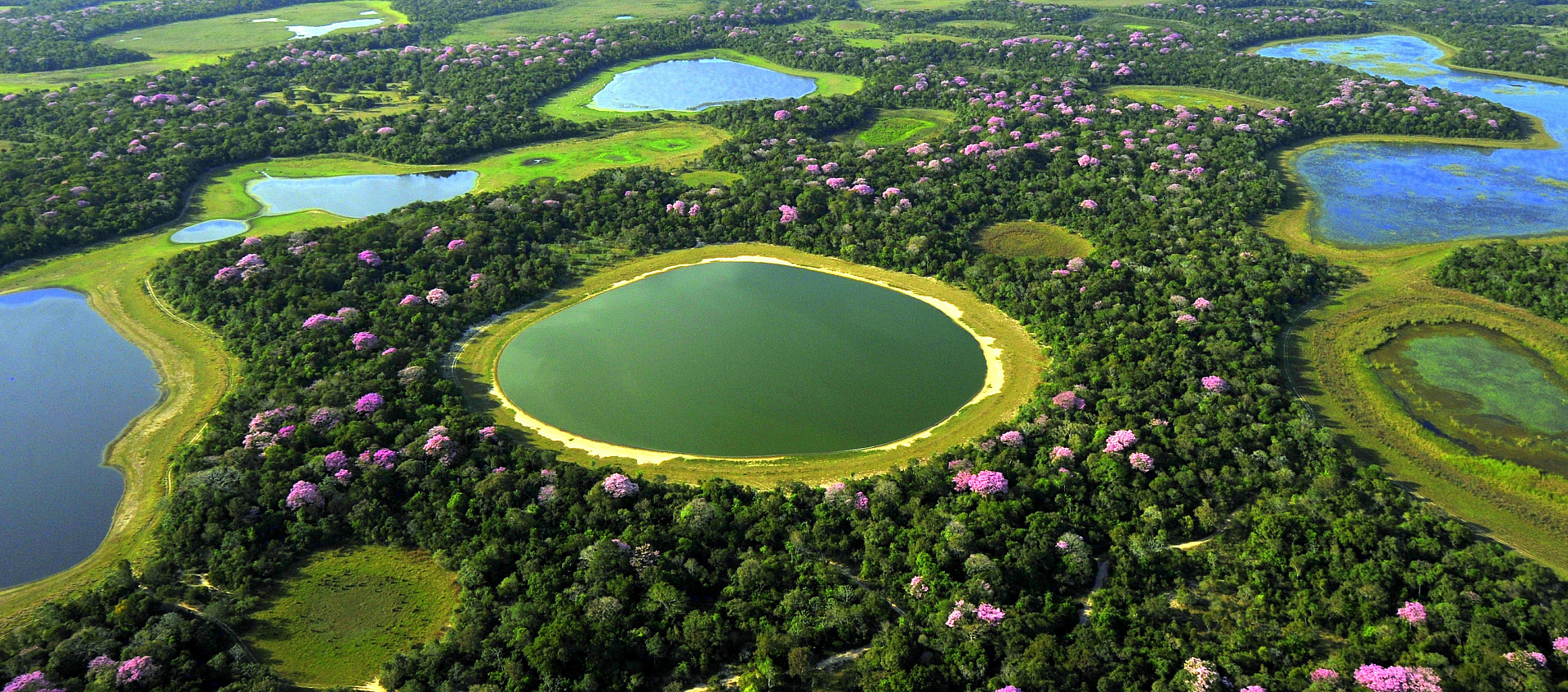 Озеро круглое в Латинской Америке